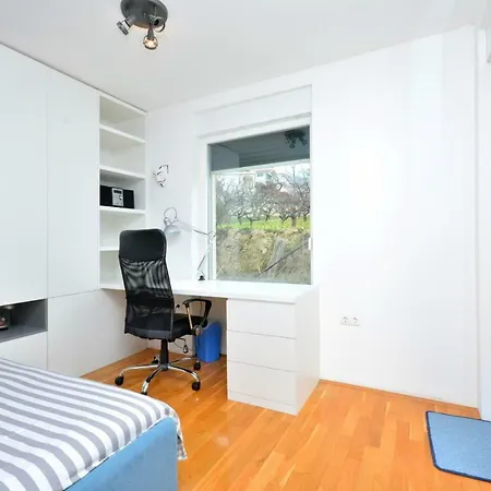 Luxury Penthouse With Private Garden And Seaview Appartamento Podstrana